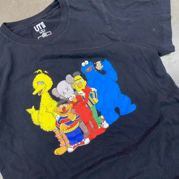 UNIQLO x KAWS x Sesame Street Graphic T-Shirt Y2K Streetwear Regular Fit M - Picture 2 of 5